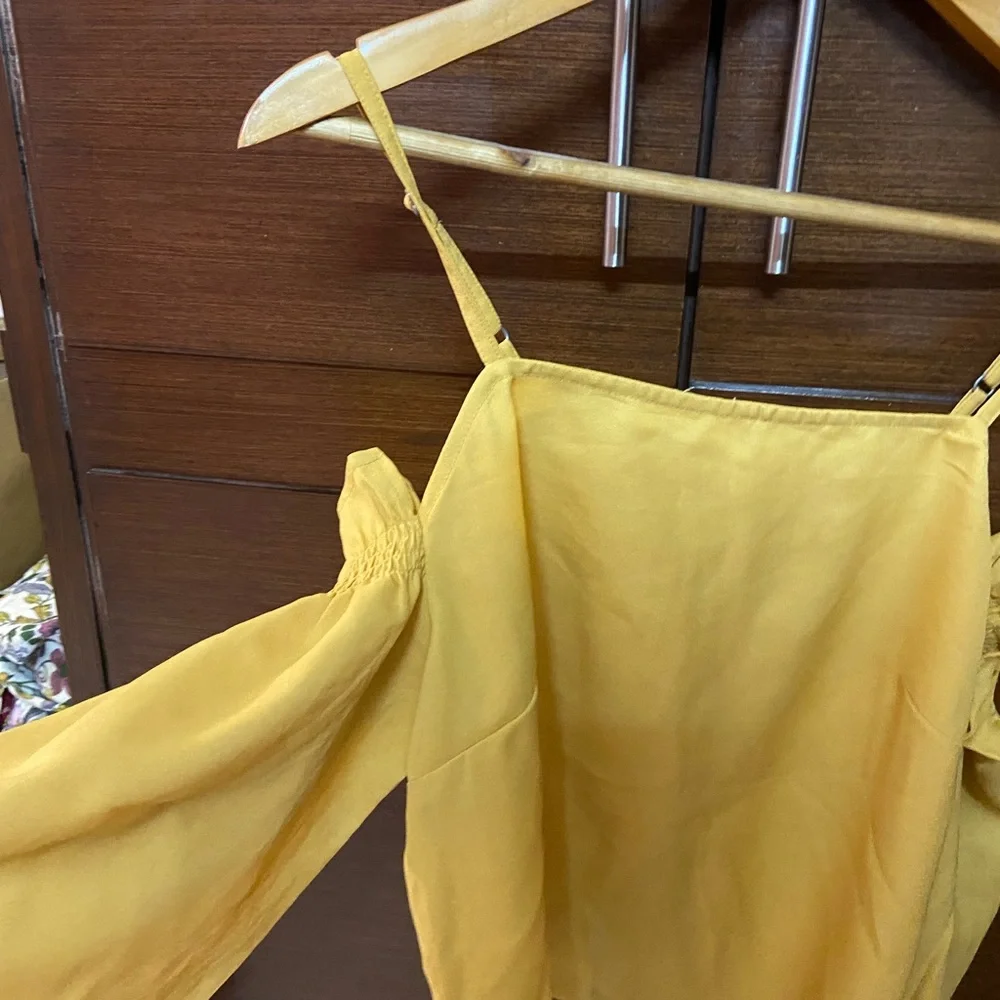 Fun yellow off shoulder top - Picture 2 of 3
